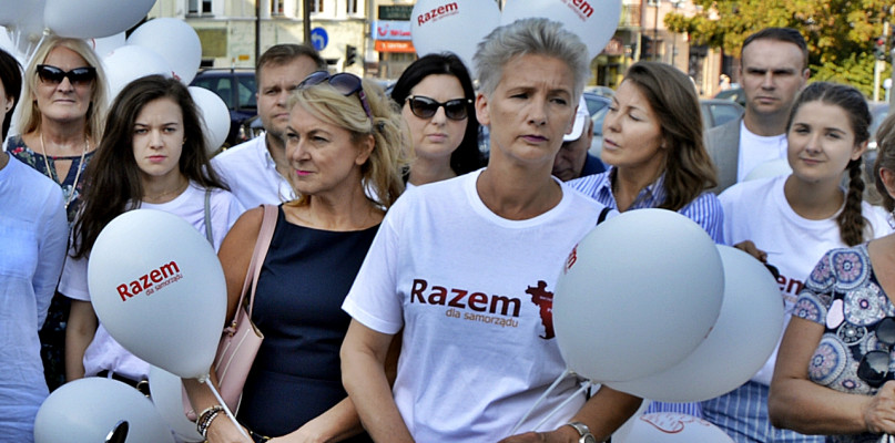 Monika Zimnawoda (na zdjęciu na pierwszym planie podczas oficjalnego rozpoczęcia kampanii wyborczej w rynku przez Razem dla Samorządu) występuje z komitetu, z którego szła do wyborów [Foto: DT/Archwium]