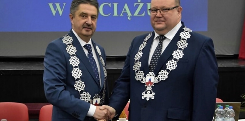 Nowy przewodniczący RM w Raciążu, Paweł Chrzanowski i burmistrz Mariusz Godlewski [Foto: MCKSiR w Raciążu]