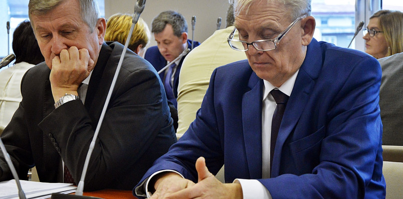 Radni jednomyślnie zdecydowali, że to Paweł Koperski (z prawej) stanie na czele Komisji Rewizyjnej Rady Powiatu Płońskiego [Foto: DT] 