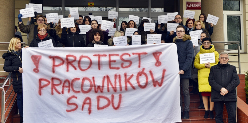 Trwa protest urzędników sądowych. Przed Sąd Rejonowy w Płońsku wyszli niezadowoleni pracownicy. Domagają się podwyżek [Foto: Dawid Turowiecki]
