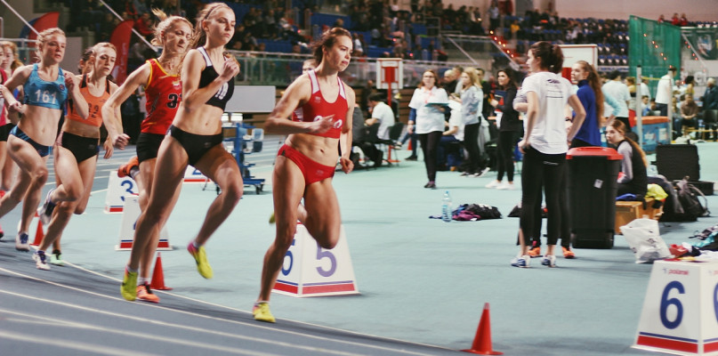 W czarnym stroju Zuzanna Bronowska, która w biegu na 1000 m poprawiła o 12 sekund [Foto: zbiory klubowe] 