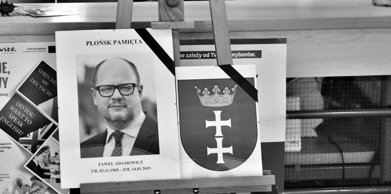 W holu urzędu miasta, w geście solidarności, wystawiono dziś zdjęcie zamordowanego prezydenta Gdańska i herb miasta, którym zarządzał od wielu lat [Foto: UM w Płońsku]