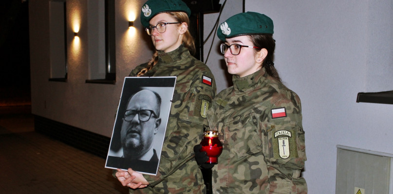 Mieszkańcy Raciąża uczcili pamięć zamordowanego prezydenta Gdańska. W wydarzeniu wzięli między innymi udział członkowie Jednostki Strzelec [Foto: D. Ziółkowski]
