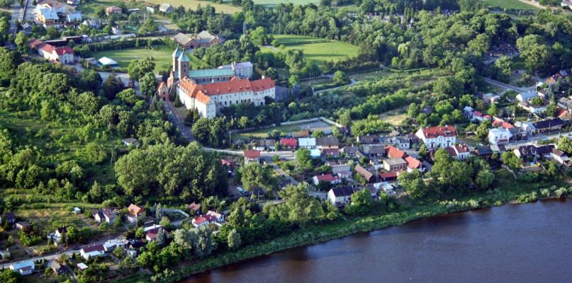 Panorama Czerwińsk z lotu ptaka. Na zdjęciu w centrum czerwińskie opactwo klasztorne [Foto: UG Czerwińsk]