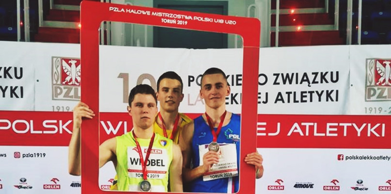 Damian Trzaska (pierwszy z prawej) zdobył na HMPJ w Toruniu brązowy medal w biegu na dystansie 200 metrów [Foto: zbiory klubowe]