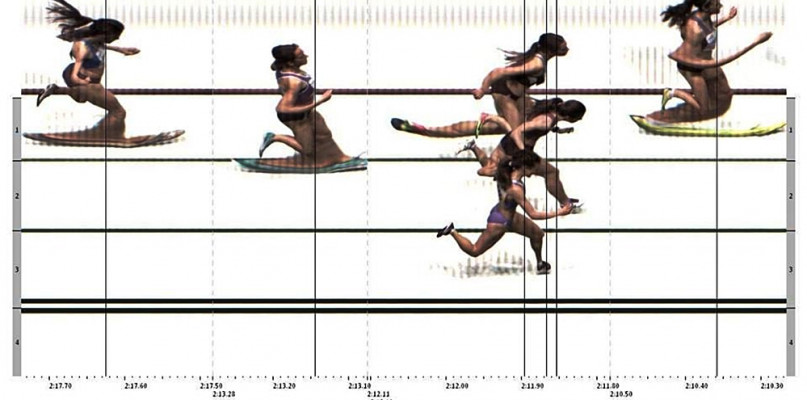 Pasjonujący finisz biegu finałowego na 800 metrów z udziałem Zuzanny Bronowskiej, która ostatecznie zajęła trzecią lokatę  [obraz z fotokomórki]