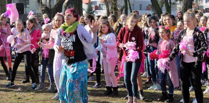 Dziewczęta z raciąskich szkół wspólnie z Anną Mika tańczą na wtorkowym happeningu w centrum miasta [Foto: Dawid Ziółkowski]