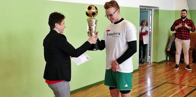 Wójt Beata Pierścińska wręcza główne trofeum naruszewskiego turnieju piłkarskiego [Foto: K. Jobski] 
