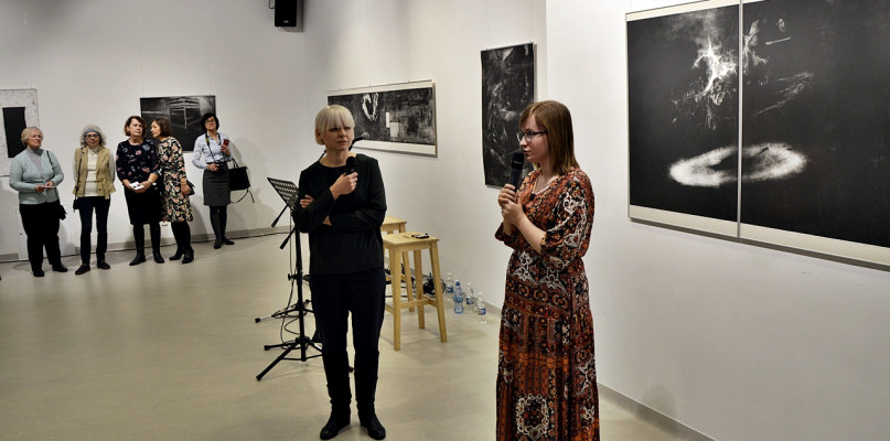 Kamila Kasprzykowska mówi, że pomysły na swoje prace czerpie z własnych życiowych doświadczeń [Foto: Dawid Turowiecki]