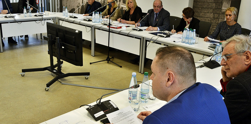 Większości radnych nie zainteresowało przyjęcie stanowiska zaproponowanego przez Marcina Kośmidra [Foto: DT]
