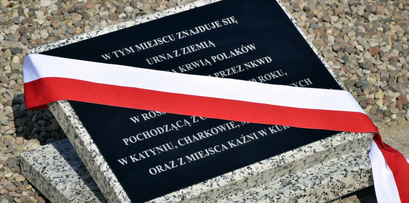 Podczas tegorocznych uroczystości u stóp krzyża katyńskiego w Płońsku złożono urnę z ziemią katyńską i odsłonięto pamiątkową tablicę [Foto: DT] 