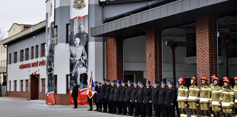 Uroczysty apel na placu nowej siedziby KP PSP w Płońsku [Foto: Dawid Turowiecki]