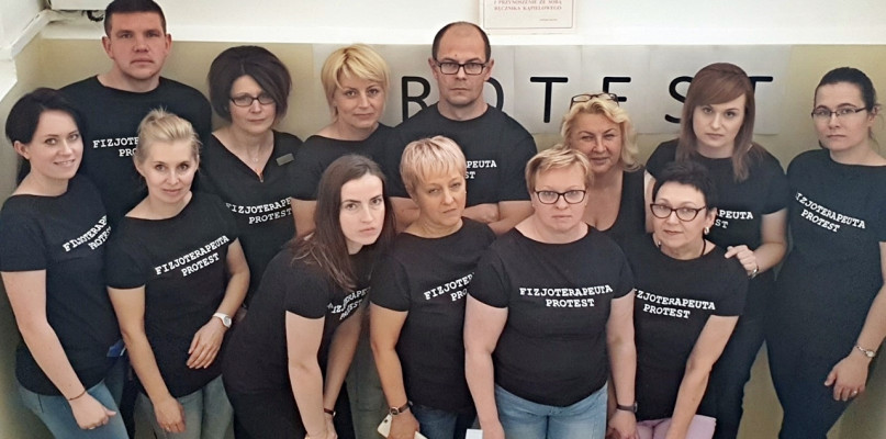 Szpitalni fizjoterapeuci z Płońska również manifestują swoje niezadowolenie z otrzymywanego wynagrodzenia [Foto: zbiory protestujących]
