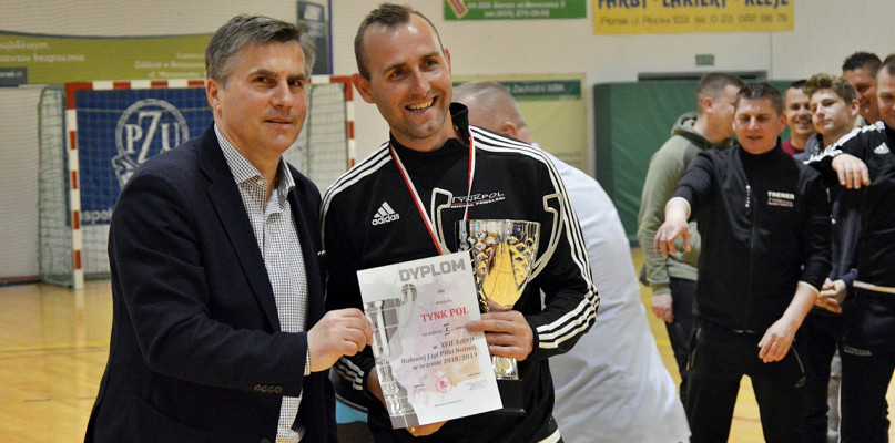 Główne trofea wręczył najlepszym drużynom i piłkarzom Dariusz Dziekanowski 