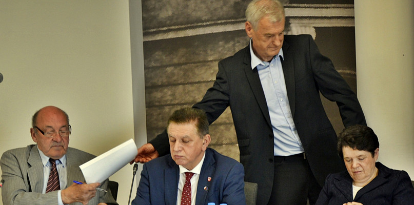 Radny Andrzej Ferski składa na ręce przewodniczącego rady miasta Henryka Zienkiewicza rezygnację z członkostwa w komisji rewizyjnej [Foto: DT]
