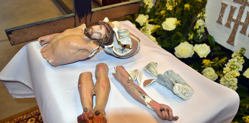 Fragmenty figury Chrystusa wraz z krzyżem znajdują się teraz przed ołtarzem [Foto: DT]
