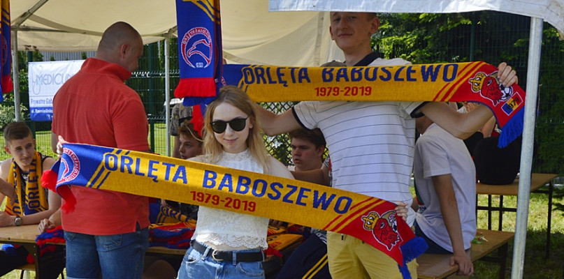 Prezentacja klubowych szalików na okoliczność 40-lecia Orląt Baboszewo