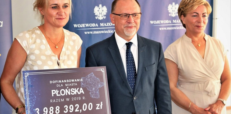 Liliana Kraśniewska z symbolicznym czekiem dotacji [Foto: zbiory UM w Płońsku]