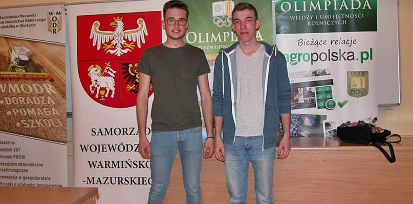 Na zdjęciu od lewej: Mateusz Szymański i Marek Machciński podczas eliminacji okręgowych [Foto: zbiory szkolne] 