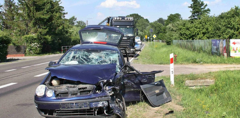Jedna osoba zginęła w wyniku zderzenia samochodu osobowego z ciężarowym na drodze w miejscowości Kozarzewo. Policja pod nadzorem prokuratury prowadzi postępowanie w tej sprawie [Foto: ciechanowinaczej.pl]