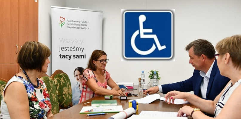 Podpisywanie umowy przez starostę Elżbietę Wiśniewską i wicestarostę Krzysztofa Wrzesińskiego na zakup auta na potrzeby osób niepełnosprawnych