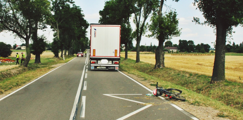 Ranna 10-letnia rowerzystka została przetransportowana śmigłowcem LPR do szpitala [Foto: KPP w Płońsku]