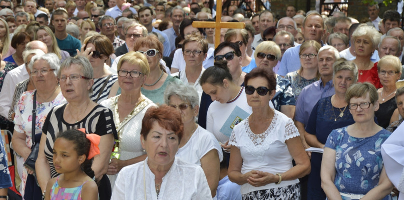 Setki wiernych z różnych parafii diecezji płockiej odwiedziły 15 sierpnia Smardzewo na uroczystości koronacji obrazu Matki Bożej [Foto: DT]