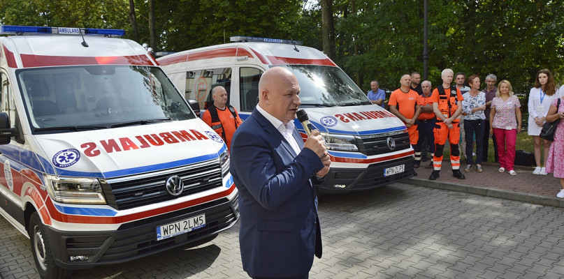 Dyrektor Paweł Obermeyer przy nowych karetkach pogotowia ratunkowego, które będą stacjonowały w Płońsku [Foto: DT]