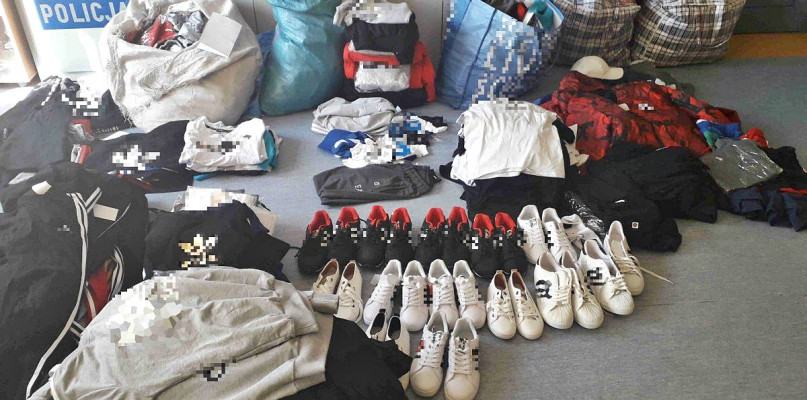 Płońska policja zabezpieczyła ponad 600 sztuk odzieży i obuwia [Foto: KPP w Płońsku]