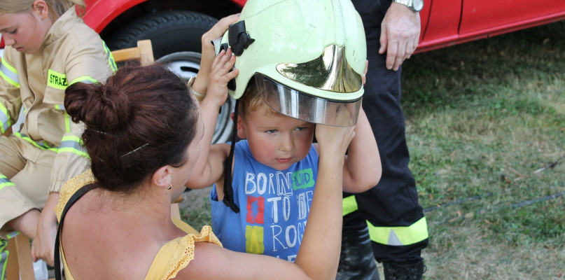 Kto wie, może z tego małego chłopca wyrośnie kiedyś strażak... [Foto: Dawid Ziółkowski]