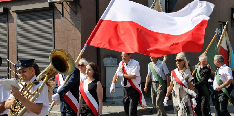 Z biało-czerwonymi flagami państwowymi raciążanie przeszli ulicami miasta na cmentarz parafialny [Foto: Dawid Ziółkowski]