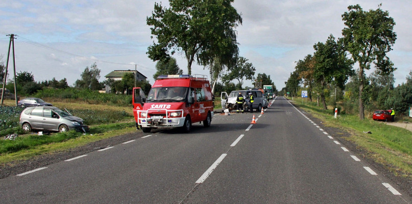 Droga w Chociszewie i wypadek z udziałem trzech aut [Foto: KPP w Płońsku]
