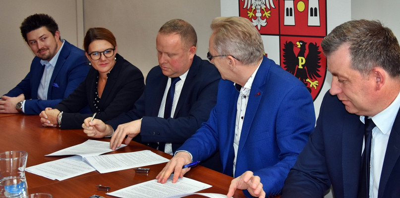 Umowy z wykonawcą podpisano podczas wtorkowego posiedzenia Zarządu Powiatu Płońskiego [Foto: Starostwo Powiatowe w Płońsku]