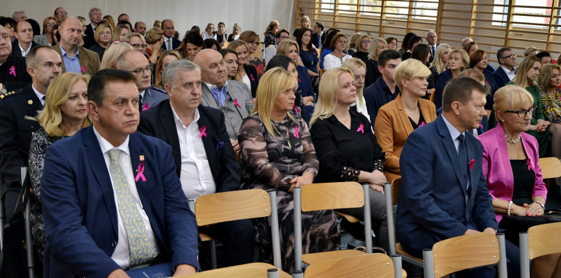 15 października to również Europejski Dzień Walki z Rakiem Piersi. Wszyscy uczestnicy spotkania z okazji powiatowych obchodów Dnia Nauczyciela otrzymali różowe wstążki będące symbolem walki z rakiem piersi [Foto: Dawid Turowiecki]