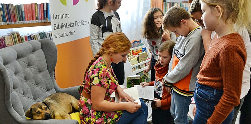 Październikowe spotkanie z literaturą ... i psem Diego uczniów sochocińskiej podstawówki [Foto: zbiory biblioteki]