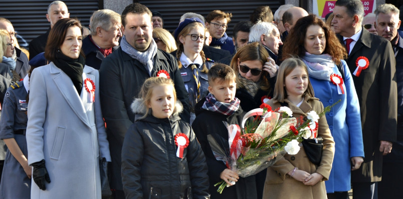 Nasza przyszłość, młodzi płońszczanie z biało-czerwonymi kotylionami i kwiatami przed pomnikiem marszałka Piłsudskiego [Foto: DT]