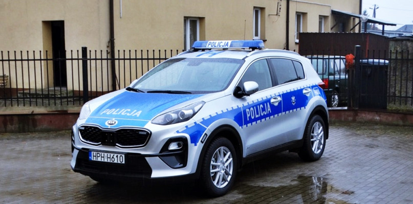 Tak prezentuje się nowy policyjny radiowóz marki Kia Sportage, który zaparkował na placu komisariatu w Raciążu [Foto: UM Raciąż]