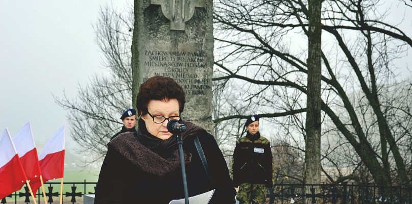 Przed pomnikiem ofiar hitlerowskiej zbrodni na Piaskach Mirosława Krysiak przypomniała obecnym na uroczystościach tragiczne wydarzenia, które rozegrały się między 16 a 18 stycznia 1945 roku na peryferiach Płońska 