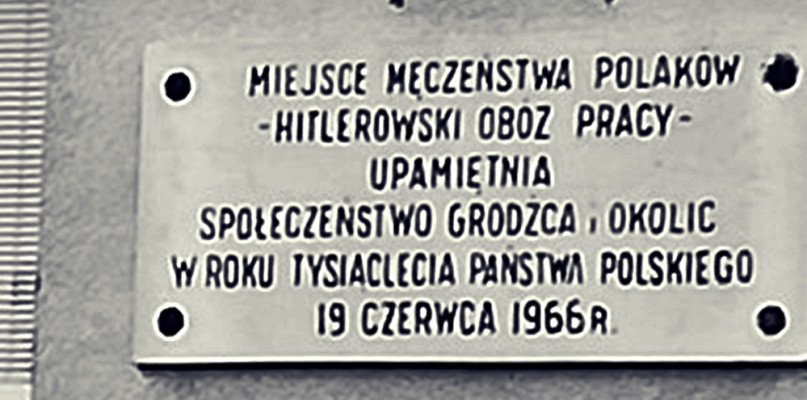 W czasie II wojny światowej w Szkole Podstawowej w Grodźcu był hitlerowski obóz pracy, o czym obecnie przypomina pamiątkowa tablica [Foto zbiory szkolne]