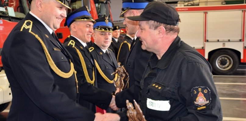 Gratulacje i życzenia od kolegów strażaków z jednostki dla odchodzących na emeryturę [Foto: KPPSP w Płońsku]