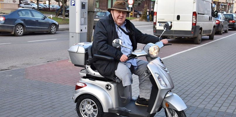 Niepełnosprawny Pan Paweł z Płońska otrzymał nowy skuter [Foto starostwa]