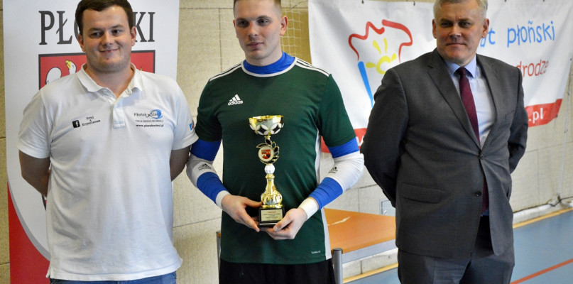Od lewej: organizator turnieju Krystian Jobski, odbierający puchar za wygraną bramkarz Pal-Rob-u Mateusz Lewandowski i Dariusz Żelasko, szef rady powiatu płońskiego [Foto: DT]