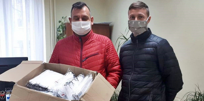 Od lewej: Szymon Pająk i Kordian Makowski, którzy przekazali ochronne maseczki płońskiemu szpitalowi