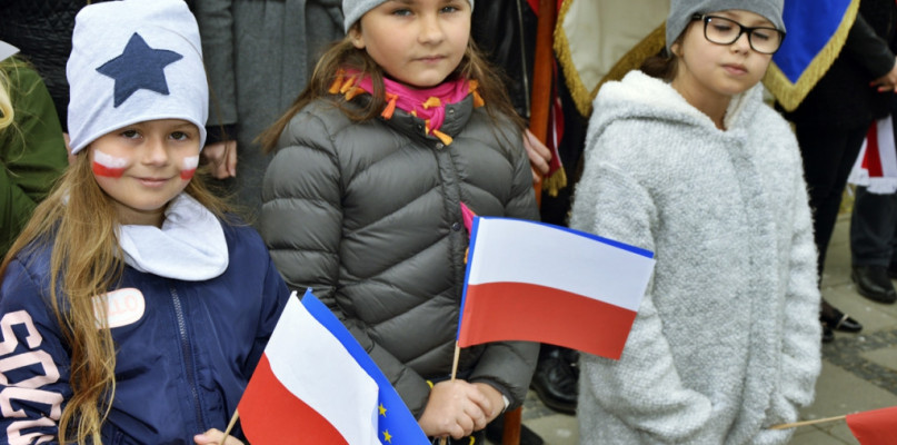Ubiegłoroczne obchody Dnia Flagi Rzeczypospolitej Polskiej przed płońskim ratusza [Foto: Redakcja/Zdjęcie ilustracyjne]