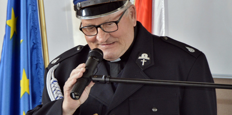Ksiądz Jan Piotrowski (na zdjęciu jako kapelan powiatowy strażaków) przechodzi na emeryturę. W Gralewie będzie więc nowy proboszcz [Foto: Redakcja/Archiwum]