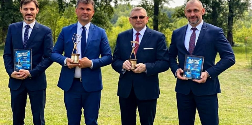 Dariusz Konofalski (drugi od lewej) z nagrodą za działalność na niwie bankowej w 2019 roku [Foto: zbiory banku]
