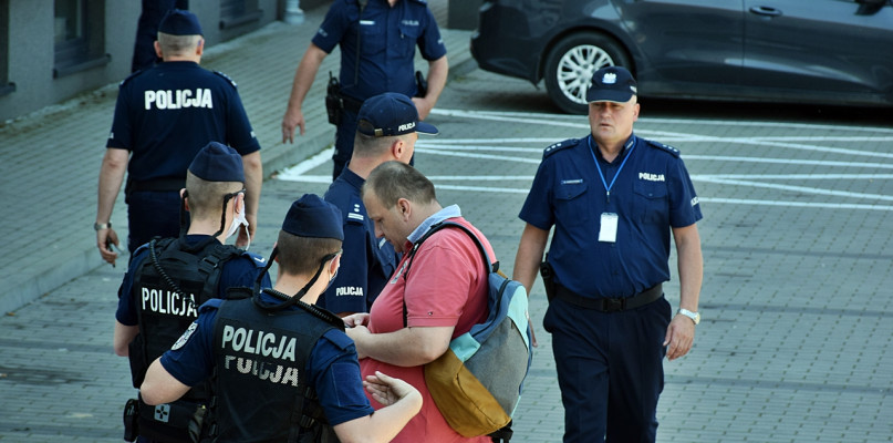 Policjanci interweniujący wobec pana Pawła na placu przy Miejskim Centrum Kultury w Płońsku [Foto: Łukasz Wielechowski]