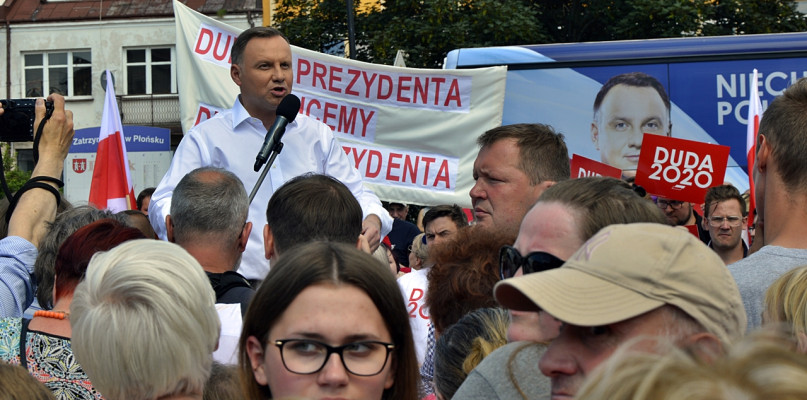 Andrzej Duda wygrał z Rafałem Trzaskowskim znacząco w powiecie płońskim i poszczególnych gminach. W samym Płońsku przewaga kandydata PiS sięgnęła ponad tysiąca głosów [Foto: Andrzej Duda na wyborczym wiecu w Płońsku/Redakcja/Archiwum]  