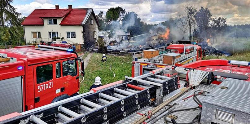Pożar ze stodoły zaczął rozprzestrzeniać się na budynek mieszkalny [Foto: OSP KSRG Naruszewo]