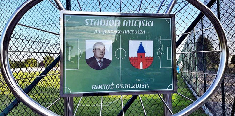 Tak prezentuje sie tablica poświęcona patronowi miejskiego stadionu w Raciążu [Foto: blekitniraciaz.eu]
